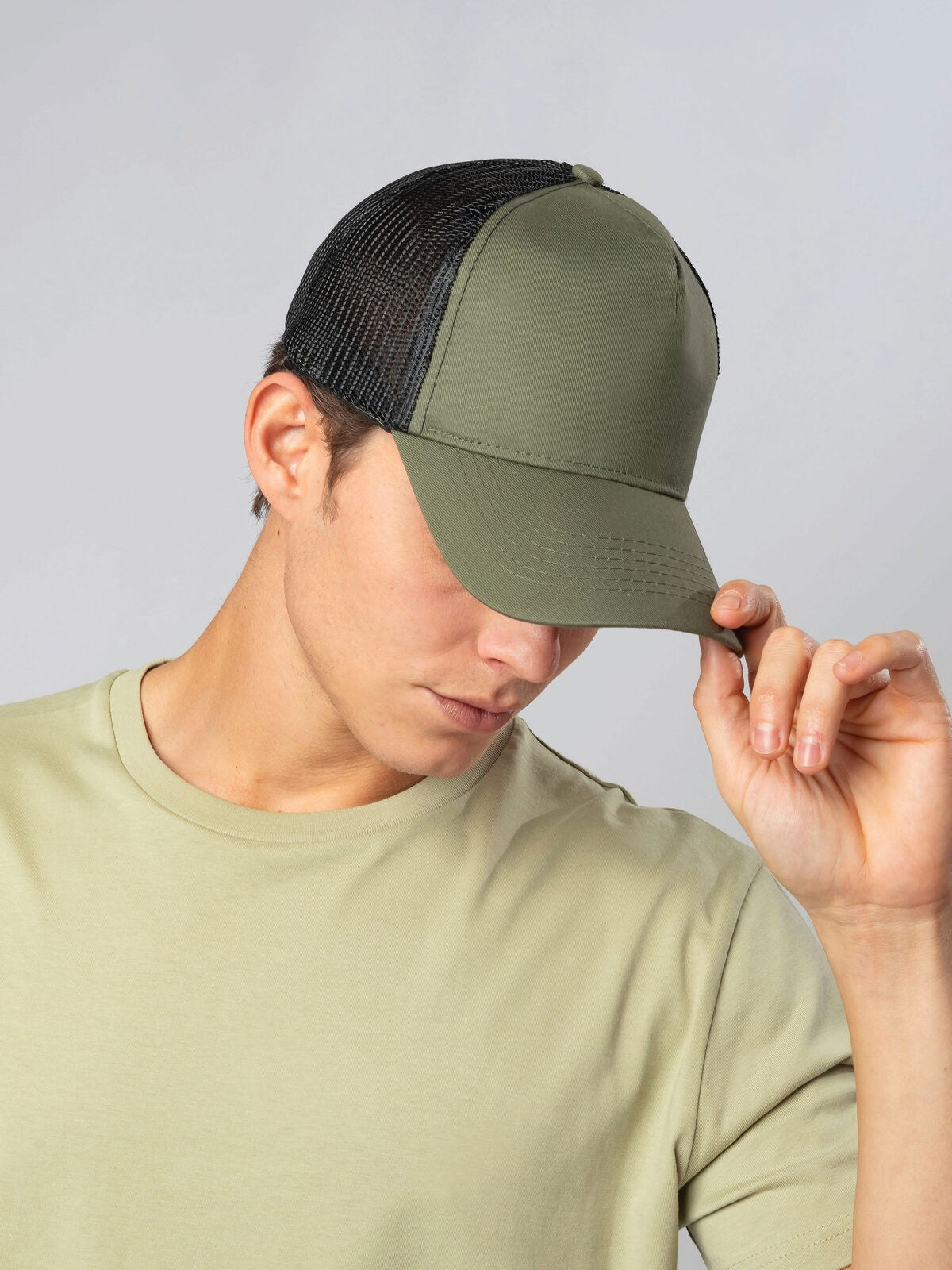 Czapka trucker z nadrukiem DTF lub haftem – wentylowana JHK, kolor khaki/black